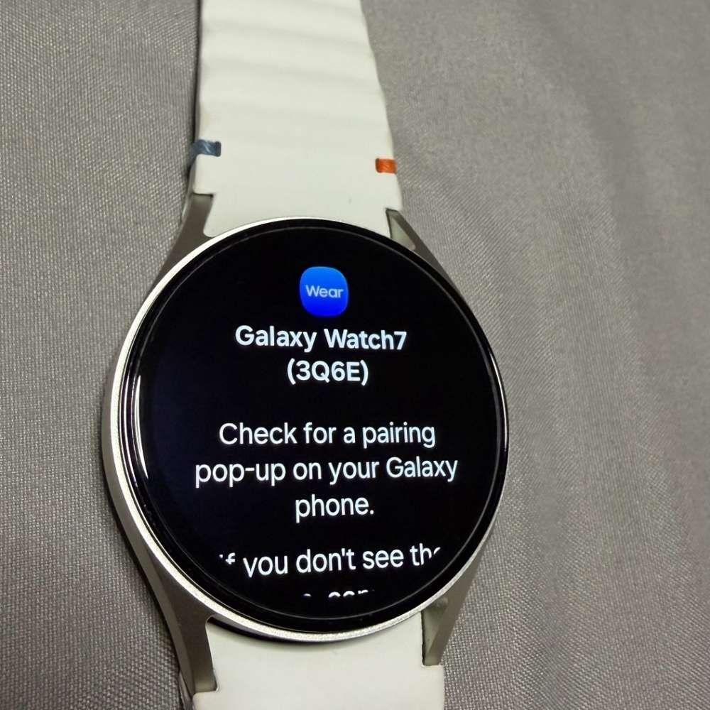 Samsung Galaxy Watch 7 (40mm) + Premium Accessory Bundle - Picture 3 of 5